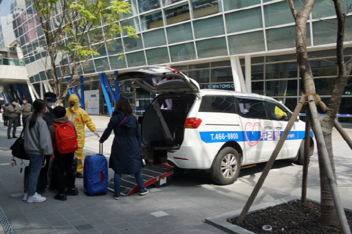 부산역에 도착한 해외입국자들이 두리발 차량에 오르고 있다./사진제공=부산시설공단