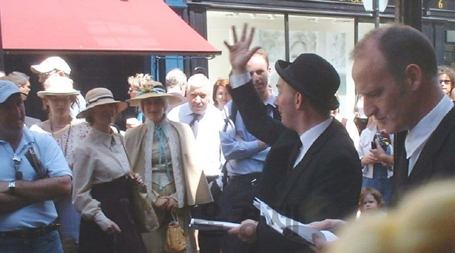 블룸스데이를 맞아 1904년의 모자와 복장을 갖추고 더블린을 도는 관광객이 서로 인사하고 있다./위키피디아