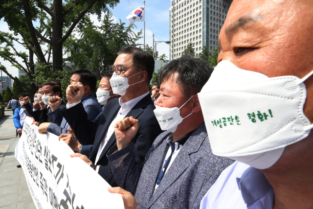 개성공단기업 비대위, 금강산기업협회, 내륙투자·교역기업 소속 기업인들이 15일 서울 정부서울청사 앞에서 대북전단 살포 중단과 6.15공동선언, 10.4공동선언, 4.27판문점선언, 9.19평양공동선언 4대 공동선언 국회비준과 즉시 이행을 요구하는 기자회견을 열고 있다. /연합뉴스