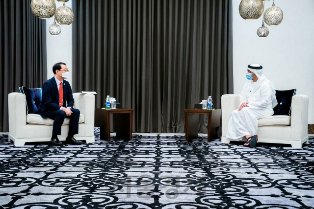 김건(왼쪽) 외교부 차관보가 압둘라 빈 자이드 알 나흐얀 UAE 외교장관을 예방하고 있다. /사진제공=외교부