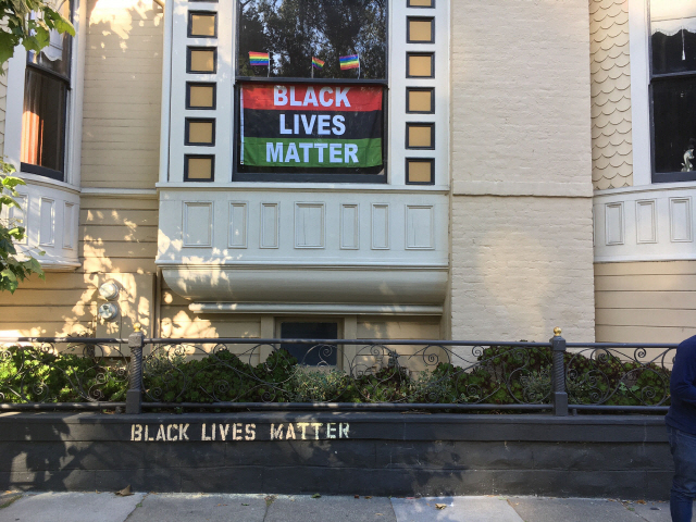 지난 13일(현지시간) 미국 샌프란시스코 퍼시픽하이츠의 주택 담벼락에 ‘흑인의 생명도 중요하다’는 글이 적혀있다. 리사 알렉산더 라페이스스킨케어 CEO는 이 집에 거주하는 아시아계 남성에게 인종차별적인 언행을 했다가 논란이 되자 사과했다. /AP연합뉴스
