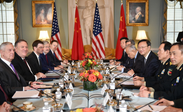 지난 2018년 11월 9일(현지시간) 미국 워싱턴DC의 국무부 청사에서 마이크 폼페이오(왼쪽 앞에서 두번째) 미국 국무장관과 양제츠(오른쪽 앞에서 세번째) 중국 공산당 외교담당 정치국원이 만나 미중 외교안보 대화를 진행하고 있다./AFP연합뉴스
