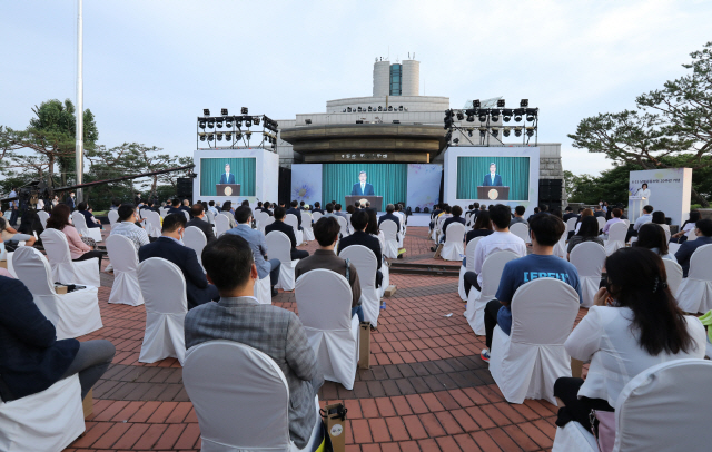 지난 15일 경기 파주시 오두산 통일전망대에서 열린 6·15 남북공동선언 20주년 기념식에서 참석자들이 문재인 대통령의 영상축사를 보고 있다./연합뉴스