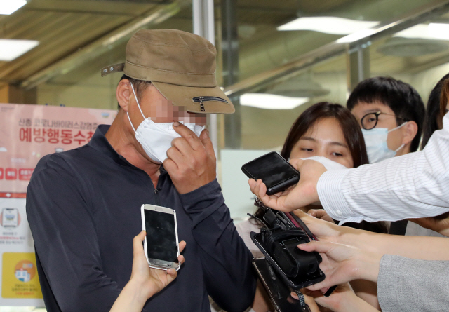 세계 최대 아동 성 착취물 사이트 ‘웰컴 투 비디오’ 운영자 손정우씨의 미국 송환 여부를 결정하는 범죄인 인도심사 두 번째 심문이 16일 서울 서초구 서울고법에서 열린 가운데 기일 종료 후 손씨의 아버지가 재판을 참관하고 나오며 취재진의 질문에 답하고 있다. /연합뉴스