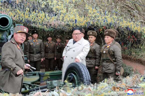김정은(오른쪽 세 번째) 북한 국무위원장이 서부전선에 있는 창린도 방어대를 시찰하고 있다./연합뉴스
