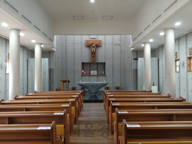 면형의 집 내부 성당에서는 방문객 누구나 묵상이나 기도를 할 수 있다.
