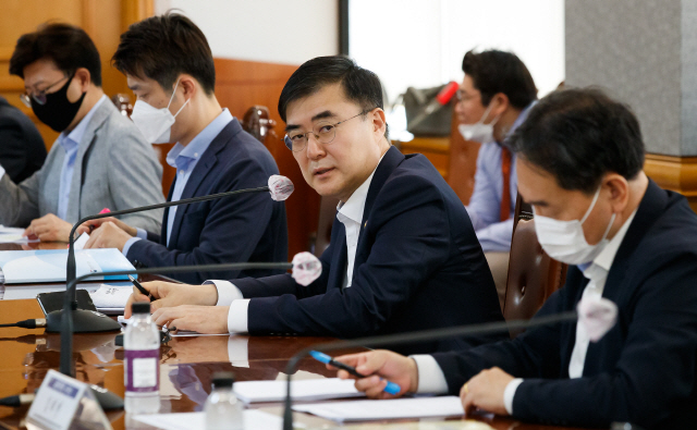 손병두(오른쪽 두번째) 금융위 부위원장이 16일 서울 명동 은행회관에서 열린 금융리스크 점검반 회의에서 모두발언을 하고 있다. /사진제공=금융위