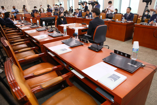 16일 국회 법제사법위원회 첫 전체회의에 상임위 강제 배정에 항의하는 미래통합당 의원들이 불참해 좌석들이 비어있다. /연합뉴스