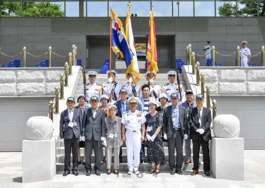 16일 계룡대 대연병장에서 열린 ‘6.25전쟁 무공훈장 서훈식’에서 부석종(맨 앞줄 왼쪽 네번째) 해군참모총장과 6.25전쟁 무공훈장 수훈자 유가족들이 기념촬영을 하고 있다.   /사진제공=해군