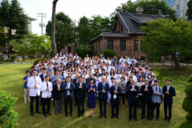 타종행사에 참석한 계명대 교직원들이 ‘덕분에’ 포즈를 취하며 대구동산병원 재개원을 축하하고 있다./제공=대구동산병원