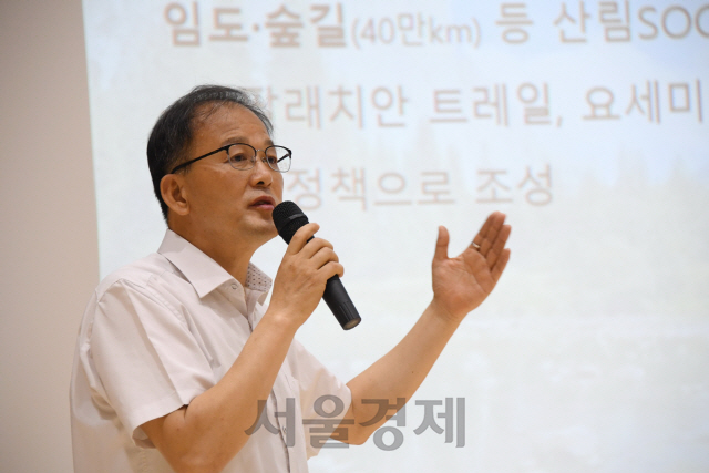 박종호 산림청장이 전국산림경영모델학교에서 특강을 하고 있다. 사진제공=산림청