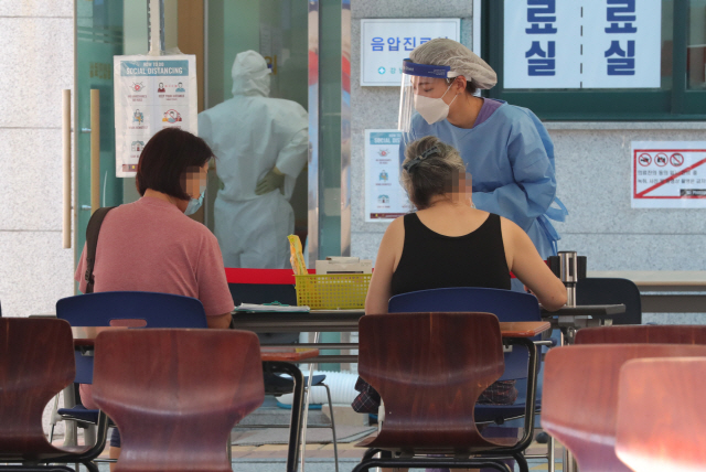 16일 오전 서울 강남구보건소 선별진료소에서 의료진이 진료를 하고 있다./연합뉴스