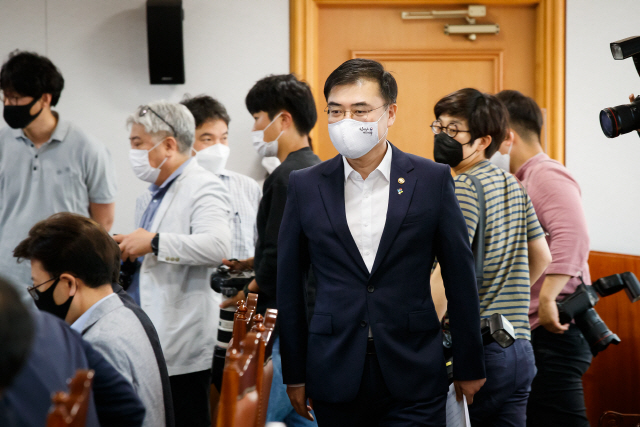 손병두(가운데) 금융위 부위원장이 16일 서울 명동 은행회관에서 열린 금융리스크 대응점검반 회의에 입장하고 있다. /사진제공=금융위