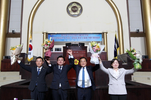 제10대 경기도의회 후반기 의장 후보로 장현국(수원7·왼쪽 세 번째) 더불어민주당 의원이 선출됐다. 도의회 민주당은 16일 의원총회를 열어 의장 후보로 장 의원을, 부의장 후보로 진용복(용인3·왼쪽 첫 번째)·문경희(남양주2·오른쪽) 의원을, 당 대표의원에 박근철(의왕1·왼쪽 두 번째) 의원을 각각 선출했다. /사진제공=경기도의회