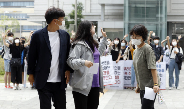 지난 4·15 총선 당시 오세훈 미래통합당 후보의 선거운동을 방해한 혐의를 받고 있는 서울대학생진보연합 회원 3명이 영장실질심사를 받기 위해 지난 4일 서울 송파구 서울동부지법으로 들어서고 있다./연합뉴스