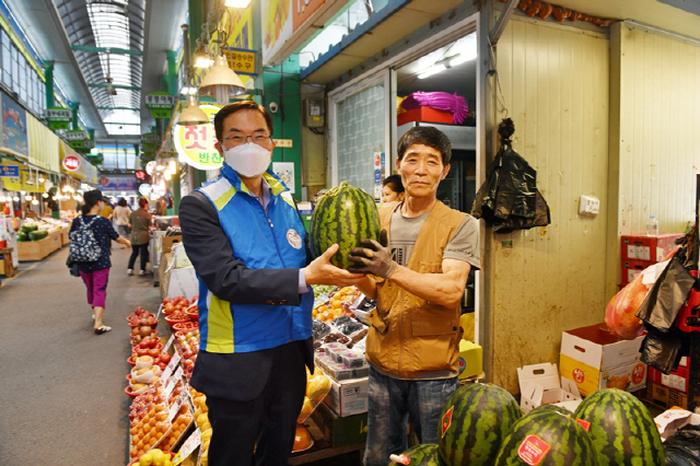 한국조폐공사 조용만(사진 왼쪽) 사장이 수박을 구매하고 있다. 사진제공=한국조폐공사