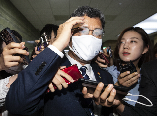 김연철 통일부 장관이 개성공단 지역에서 폭음과 연기가 관측된 것과 관련해 16일 오후 국회 외교통일위원회 회의장을 나서며 취재진의 질문을 받고 있다./연합뉴스