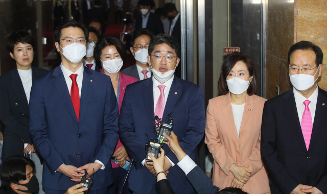 배준영(오른쪽 세번째) 미래통합당 의원이 지난 15일 국회의장실을 방문한 뒤 대화 내용을 설명하고 있다. /연합뉴스