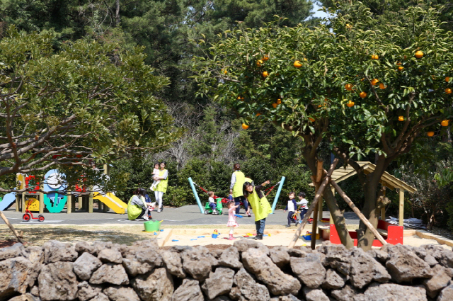 네오플의 사내유치원인 ‘도토리소풍’ 제주원에서 아이들이 뛰어놀고 있다./사진제공=네오플