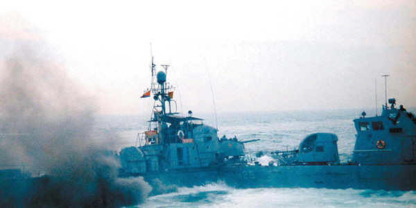 1999년 6월 15일 1차 연평해전 당시 우리 해군 고속정(참수리 325)이 北 경비정과 교전하고 있다./연합뉴스