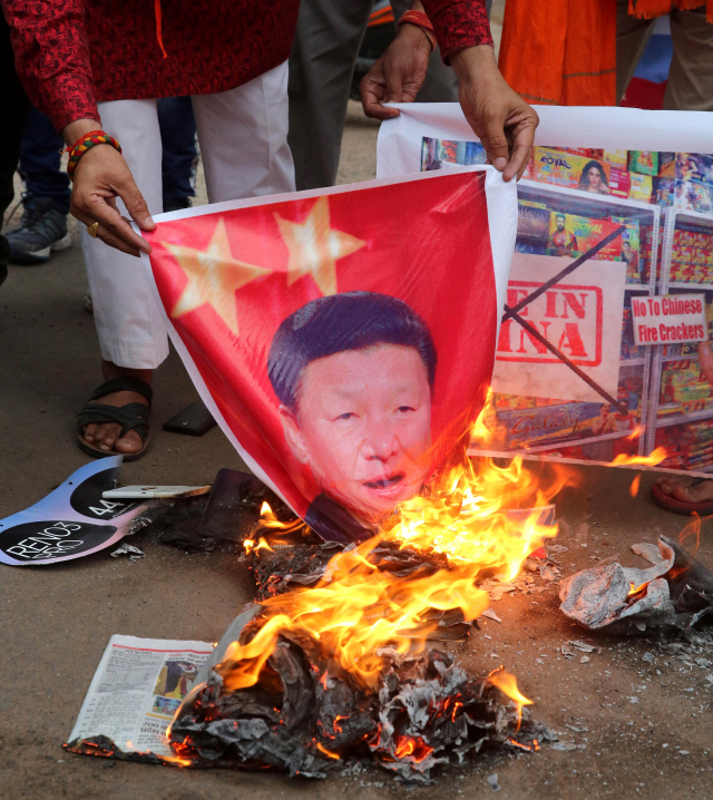 16일(현지시간) 인도 보팔에서 활동가들이 시진핑 중국 국가주석의 포스트를 불 태우며 시위를 벌이고 있다. /EPA연합뉴스