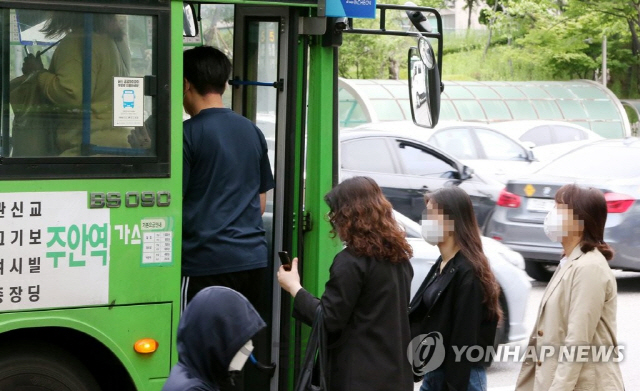 승객들이 마스크를 쓰고 버스에 탑승하는 모습./연합뉴스