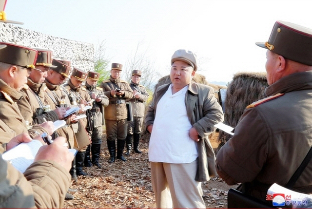 김정은 북한 국무위원장이 최고인민회의를 앞두고 박격포병구분대의 포사격 훈련을 지도했다고 노동당 기관지 노동신문이 지난 4월10일 보도했다./연합뉴스