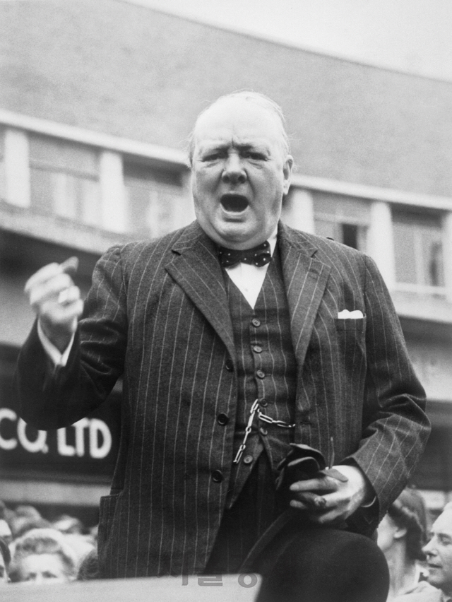 처칠은 중대한 국면마다 연설로 위기를 넘겼다. 사진은 유세장에서 정열적으로 연설하는 장면./위키미디어