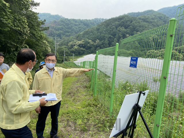 최병암(사진 오른쪽 첫번째) 산림청 차장이 산지 태양광시설을 점검하고 있다. 사진제공=산림청