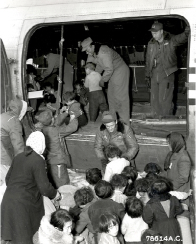 제주로 향하는 수송기에 탑승하는 아이들의 모습./위키피디아