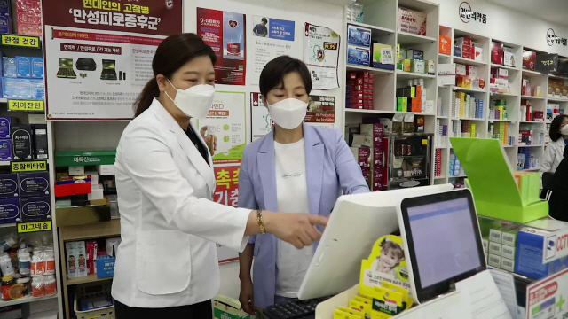 이나현(오른쪽) e블루채널 대표가 경기도 분당의 한 약국에서 약사와 함께 e블루채널 프로그램을 살펴보고 있다. /사진제공=삼성전자