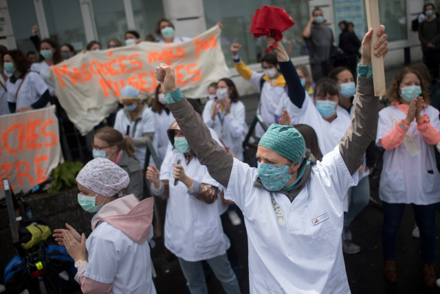 16일 프랑스 파리에서 임금 인상과 공공의료 투자 확대를 요구하는 집회에 참석한 의료인들이 마스크와 수술복·수술모 등을 착용한 채 시위를 벌이고 있다. /AFP연합뉴스