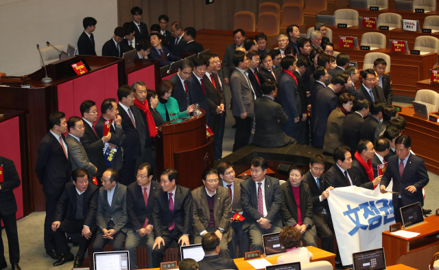 고위공직자범죄수사처법 본회의 표결을 앞두고 지난해 12월30일 국회 본회의에서 자유한국당 의원들이 문희상 국회의장석 주변을 점거한 후 구호를 외치고 있다./연합뉴스