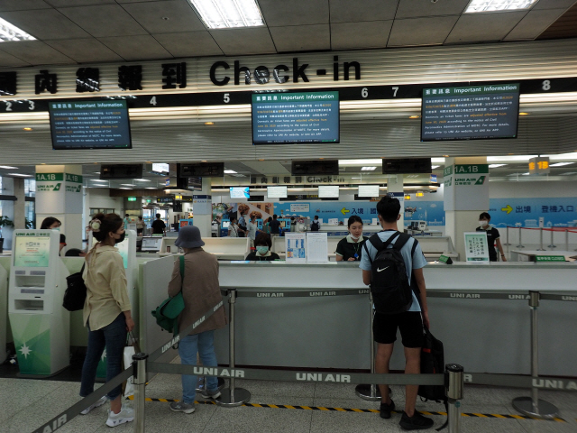 16일(현지시간) 대만 타이베이 송산 공항에서 탑승객들이 탑승 수속을 밟고 있다. /EPA연합뉴스