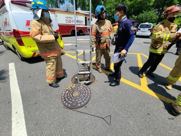 17일 서울 강남구 도곡동에서 배수작업 중인 인부 2명이 맨홀에 추락해 실종됐다가 3시간 만에 구조됐으나 사망했다./연합뉴스