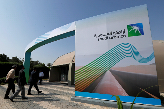 사우디아라비아 국영 석유회사 아람코의 로고가 새겨진 행사장 입구./로이터연합뉴스