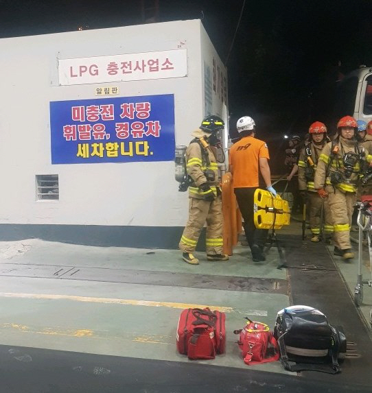 17일 오전 2시42분께 부산 동구의 한 LPG 가스충전소 내 기계실에서 불이 나 가스배관 개방 검사를 하던 작업자 1명이 숨지고 2명이 중상을 입었다./사진제공=부산경찰청