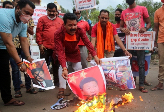 인도 중부 보팔에서 16일(현지시간) 시위대가 중국과의 국경충돌로 인도 군인들이 사망한 사건에 항의하며 시진핑 중국 국가주석의 사진을 불태우고 있다. /EPA연합뉴스