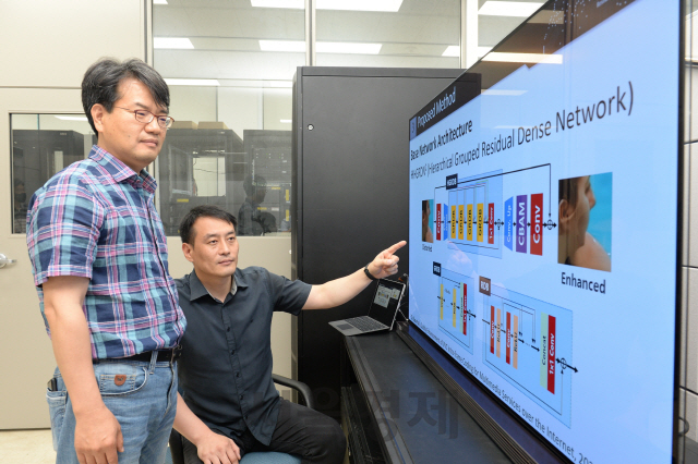 최진수(사진 왼쪽) 사업책임자와 이태진(〃오른쪽) 미디어부호화연구실장 등 ETRI 연구진이 ETRI가 개발한 화질 개선 신경망 설계도를 설명하고 있다. 사진제공=ETRI