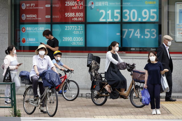 일본 도쿄 시내에서 사람들이 코로나19 감염을 예방하기 위해 마스크를 쓰고 이동하고 있다. /EPA연합뉴스