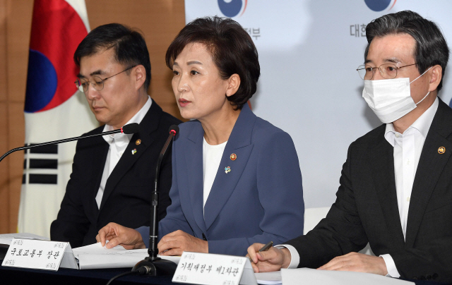 김현미(가운데) 국토교통부 장관이 17일 정부서울청사 브리핑실에서주택시장 안정을 위한 관리방안을 발표하고 있다./이호재기자