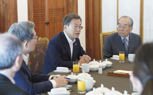 문재인 대통령이 17일 청와대 상춘재에서 전직 통일부 장관 및 원로들과 오찬에 앞서 대화하고 있다./연합뉴스