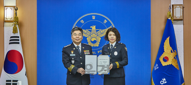 민갑룡 경찰청장이 18일 서울 서대문구 미근동 경찰청사에서 이소진 경찰청 공무원직장협의회(직협) 대표에게 직협 설립증을 교부하고 있다./사진=경찰청