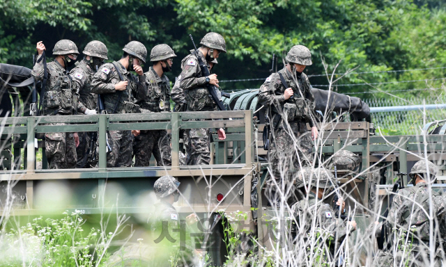 북한이 금강산관광지구와 개성공단, 비무장지대(DMZ) 내 감시초소(GP)에 군부대를 재주둔시키겠다고 밝힌 17일 경기도 파주시 전방 군부대에서 무장한 군 장병이 이동하고 있다. 국방부는 이날 북한의 군사도발 엄포에 대해 “실제 행동에 옮겨질 경우 북측은 반드시 그에 대한 대가를 치르게 될 것”이라고 강하게 경고했다.     /파주=권욱기자