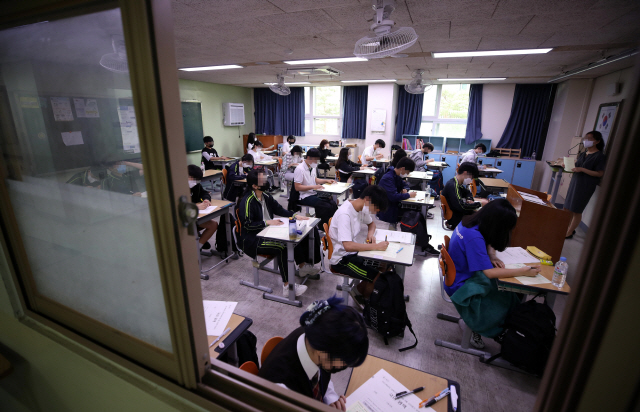 한국교육과정평가원이 주관하는 대학수학능력시험 모의평가가 시행된 18일 서울 상암고등학교에서 학생들이 시험을 준비하고 있다./연합뉴스