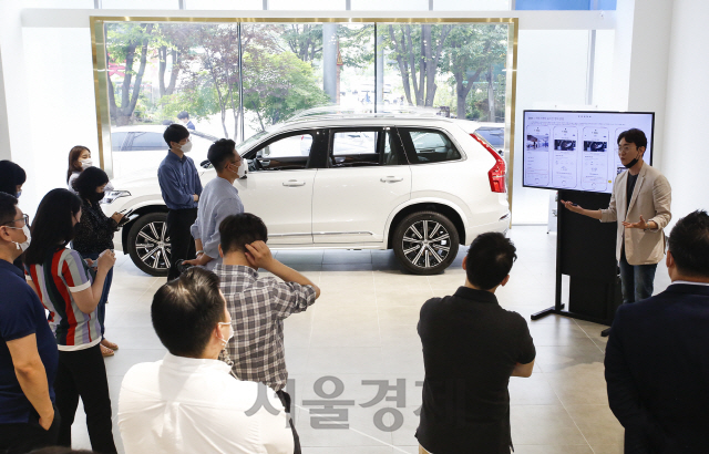 18일 볼보 분당전시장에서 열린 기자간담회에서 한 직원이 발표하고 있다./사진제공=볼보자동차코리아