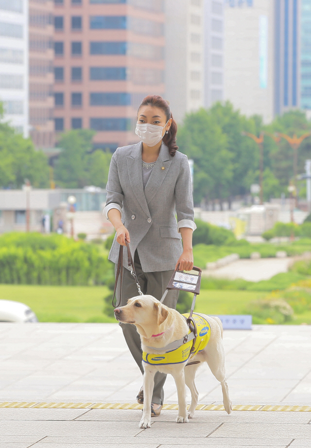 김예지 미래통합당 의원과 안내견 조이. /연합뉴스