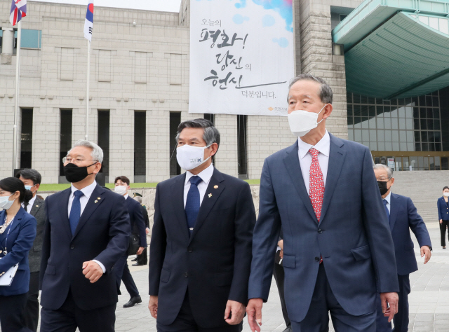 허창수(오른쪽) 전국경제인연합회 회장이 정경두(가운데) 국방부 장관과 18일 전쟁기념관에서 헌화하기 위해 이동하고 있다. /사진제공=전국경제인연합회