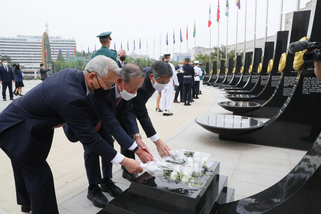 허창수(가운데) 전국경제인연합회 회장, 정경두(오른쪽) 국방부 장관과 22개 참전국 대사들이 18일 전쟁기념관에서 각국 기념비 앞에 헌화하고 있다. /사진제공=전국경제인연합회