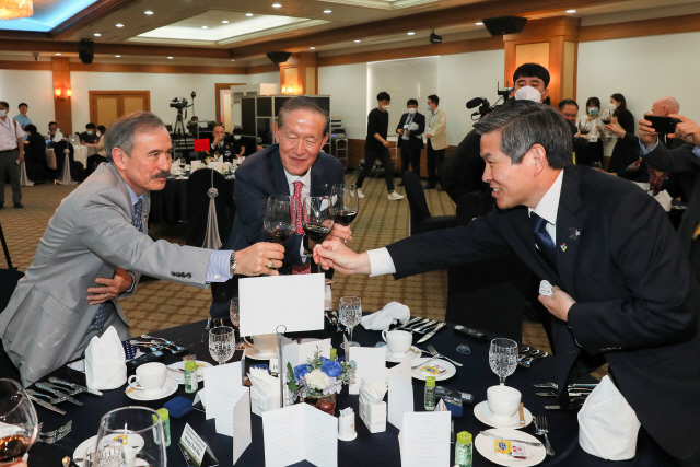 허창수(가운데) 전국경제인연합회 회장이 18일 육군회관에서 ‘한국전 발발 70년 참전국 초청 감사회’를 열고 해리 해리스(왼쪽) 미국 대사, 정경두 국방부 장관과 건배를 하고 있다. /사진제공=전국경제인연합회